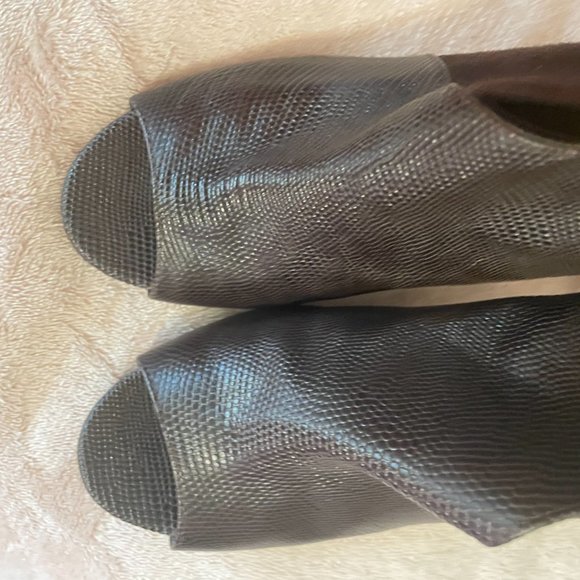 Halogen Ankle Style Brown Suede Booties Size 8M Women's Zip IN Back Thin Heel - Picture 7 of 12